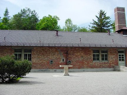 barackexmetdaarindevijfgaskamershetmortuariumenhetnieuwecrematorium.jpg