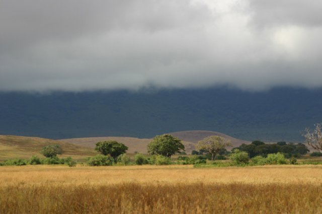 laaghangendewolkenindekrater.jpg